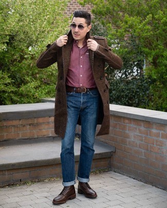 Как носить темно-коричневое длинное пальто с темно-синими джинсами в стиле смарт-кэжуал: Комбо из темно-коричневого длинного пальто и темно-синих джинсов — хороший пример вольного офисного стиля для джентльменов. В этот лук очень легко интегрировать пару темно-коричневых кожаных повседневных ботинок.