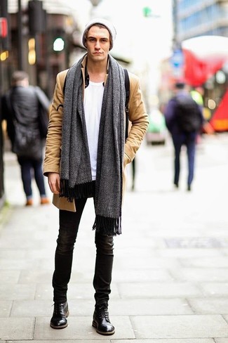 Как носить длинное пальто с зауженными джинсами в 20 лет зима: Знакомые по достоинству оценят твое чувство стиля, если увидят тебя в длинном пальто и зауженных джинсах. Вместе с этим образом гармонично выглядят черные кожаные повседневные ботинки. В студеную зимнюю пору хочется одеваться не только тепло и уютно, но еще и привлекательно. Такое сочетание определенно тебе в этом поможет.