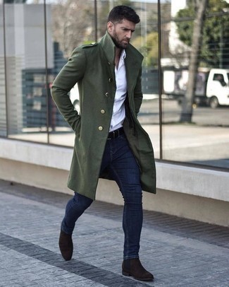 Как носить темно-синие джинсы с коричневыми замшевыми ботинками челси мужчине: Темно-зеленое длинное пальто и темно-синие джинсы — рассмотри этот вариант, если не боишься оказаться в центре внимания. Теперь почему бы не привнести в этот образ на каждый день толику стильной строгости с помощью коричневых замшевых ботинок челси?
