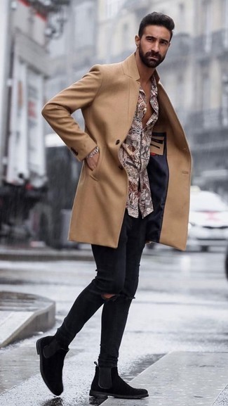С чем носить светло-коричневое длинное пальто в 30 лет в стиле кэжуал: Светло-коричневое длинное пальто и черные рваные зауженные джинсы — отличная идея для несложного, но стильного мужского образа. Хочешь сделать лук немного строже? Тогда в качестве дополнения к этому луку, выбирай черные замшевые ботинки челси.
