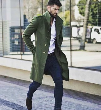 С чем носить темно-синие зауженные джинсы в 30 лет мужчине в холод в стиле смарт-кэжуал: Темно-зеленое длинное пальто и темно-синие зауженные джинсы надежно обосновались в гардеробе современных мужчин, позволяя создавать запоминающиеся и стильные луки. Хочешь сделать образ немного строже? Тогда в качестве обуви к этому образу, выбирай темно-коричневые замшевые ботинки челси.