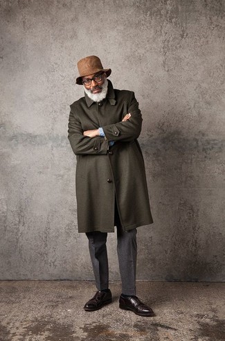 С чем носить оливковое длинное пальто за 60 лет: Оливковое длинное пальто и темно-серые шерстяные классические брюки позволят составить выразительный мужской лук. Незаурядные парни дополнят образ темно-коричневыми кожаными туфлями дерби.
