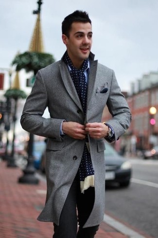 Какие длинные пальто носить с серыми классическими брюками весна в деловом стиле: Длинное пальто в сочетании с серыми классическими брюками — превосходный пример строгого делового стиля. Когда на смену зимней поре приходит приятная весна, мы сбрасываем толстые куртки и начинаем поиски свежих весенних мужских трендов. Подобный образ станет подходящим источником стильного вдохновения.