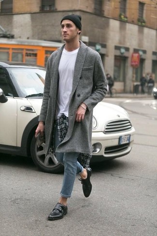 Какие длинные пальто носить с черными монками с двумя ремешками в стиле смарт-кэжуал: Длинное пальто и серые зауженные джинсы — беспроигрышный вариант, если ты хочешь составить расслабленный, но в то же время модный мужской образ. Любишь экспериментировать? Закончи образ черными монками с двумя ремешками.