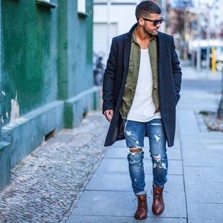 С чем носить темно-синие зауженные джинсы мужчине в холод в стиле кэжуал: Дуэт темно-синего длинного пальто и темно-синих зауженных джинсов позволит реализовать в твоем ансамбле городской стиль современного мужчины. Что же касается обуви, можешь отдать предпочтение классике и выбрать коричневые кожаные ботинки броги.