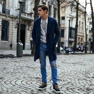 Какие джинсы носить с темно-синими высокими кедами в 20 лет мужчине: Темно-синее длинное пальто и джинсы надежно закрепились в гардеробе многих парней, помогая создавать яркие и удобные луки. Этот образ отлично дополнят темно-синие высокие кеды.