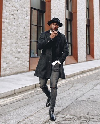 Как носить черное длинное пальто с серыми рваными джинсами осень: Если в одежде ты ценишь удобство и функциональность, черное длинное пальто и серые рваные джинсы — великолепный выбор для расслабленного повседневного мужского ансамбля. В тандеме с черными кожаными ботинками челси такой образ выглядит особенно выгодно. Когда ты одет со вкусом, избежать унылого осеннего настроения гораздо проще.