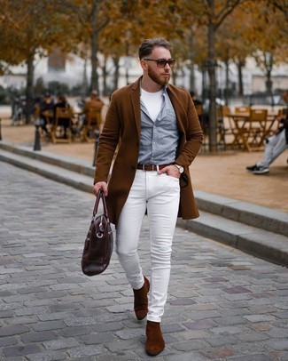 Как носить белые зауженные джинсы с темно-коричневыми замшевыми ботинками челси мужчине: Коричневое длинное пальто и белые зауженные джинсы надежно закрепились в гардеробе многих парней, позволяя составлять яркие и комфортные луки. Почему бы не привнести в повседневный лук толику стильной строгости с помощью темно-коричневых замшевых ботинок челси?