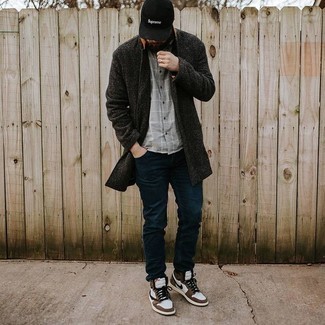 С чем носить табачные кожаные кеды мужчине в прохладную погоду: Сочетание темно-коричневого длинного пальто и темно-синих джинсов может стать замечательным офисным луком. Если тебе нравится более удобная обувь, лучше остановить свой выбор на табачных кожаных кедах.