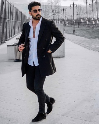 Как носить рубашку с коротким рукавом с зауженными джинсами в 30 лет мужчине в холод: Если день обещает быть сумасшедшим, сочетание рубашки с коротким рукавом и зауженных джинсов позволит создать комфортный лук в стиле кэжуал. Что до обуви, можешь отдать предпочтение классическому стилю и выбрать черные замшевые ботинки челси.