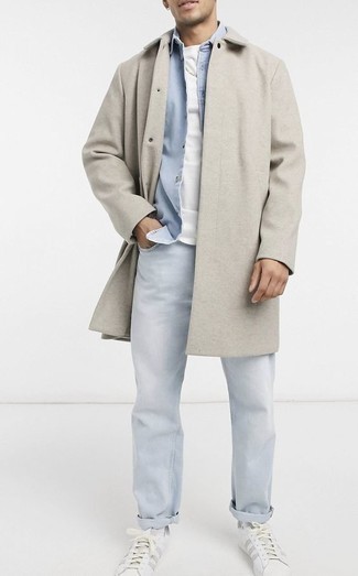 Мужские луки: Сочетание серого длинного пальто и голубых джинсов может стать превосходным офисным луком. Поклонники незаезженных сочетаний могут закончить лук белыми кожаными низкими кедами.