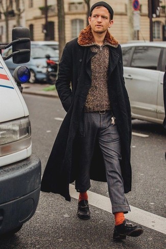 Модный лук: черное длинное пальто, коричневый свитер на молнии, темно-серые брюки чинос, черные кожаные топсайдеры