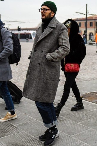 С чем носить черно-золотые кроссовки в 30 лет мужчине осень: Если ты из той категории джентльменов, которые любят выглядеть модно, тебе подойдет дуэт серого длинного пальто в шотландскую клетку и темно-синих джинсов. Этот лук идеально завершат черно-золотые кроссовки. Весьма подходящий выбор на осеннее время года.