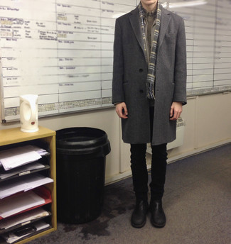 С чем носить темно-серый шарф в 30 лет мужчине зима в стиле смарт-кэжуал: Если ты ценишь удобство и функциональность, серое длинное пальто и темно-серый шарф — классный вариант для модного мужского образа на каждый день. Если ты предпочитаешь смелые решения в своих ансамблях, закончи этот черными кожаными ботинками челси. Такое сочетание отлично подойдет для морозной зимней погоды.