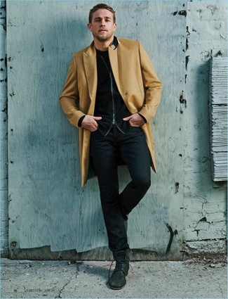 Светло-коричневое длинное пальто и черные джинсы позволят создать необычный мужской лук для офиса. Вкупе с этим образом великолепно смотрятся черные замшевые повседневные ботинки.