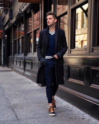 С чем носить черное длинное пальто осень: Тандем черного длинного пальто и темно-синих брюк чинос поможет реализовать в твоем образе городской стиль современного парня. Чтобы лук не получился слишком строгим, можешь закончить его черными кожаными низкими кедами. Такое сочетание вещей определенно будет у тебя одним из самых любимых в межсезонье.