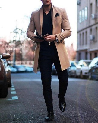 Модный лук: светло-коричневое длинное пальто, черный свитер с v-образным вырезом, черные брюки чинос, черные кожаные классические ботинки