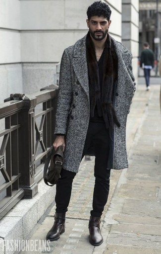 Модный лук: серое длинное пальто с узором "в ёлочку", черный свитер с v-образным вырезом, черные брюки чинос, темно-коричневые кожаные ботинки челси