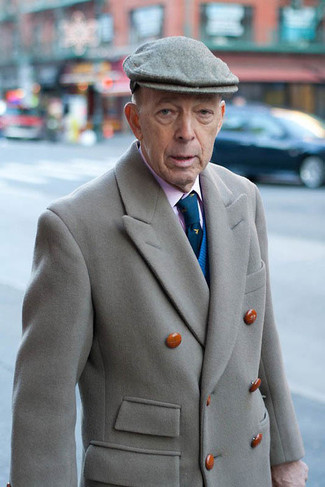 Как одеваться мужчине за 60 в холод в стиле смарт-кэжуал: Согласись, дуэт серого длинного пальто и синего свитера с v-образным вырезом смотрится на все сто?