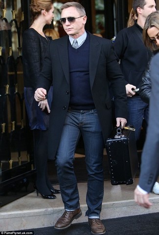 Как Daniel Craig носит Черное длинное пальто, Темно-синий свитер с v-образным вырезом, Серая классическая рубашка, Темно-синие джинсы