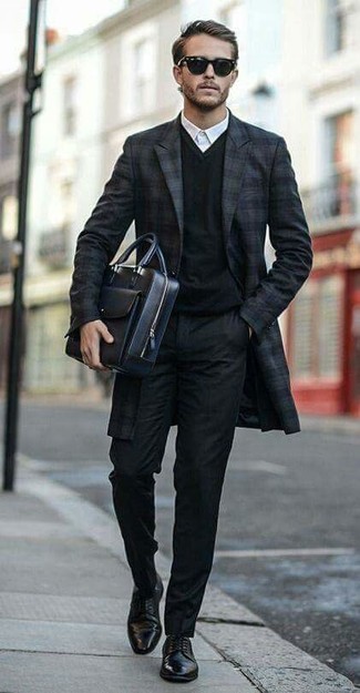 Модный лук: темно-синее длинное пальто в шотландскую клетку, черный свитер с v-образным вырезом, белая классическая рубашка, черные классические брюки