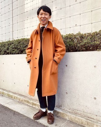 С чем носить оранжевое длинное пальто: Если ты из той когорты джентльменов, которые разбираются в моде, тебе подойдет образ из оранжевого длинного пальто и темно-синих джинсов. Любители смелых сочетаний могут завершить ансамбль коричневыми кожаными ботинками дезертами.
