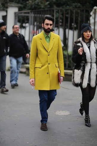 С чем носить желтое длинное пальто в прохладную погоду: Желтое длинное пальто в паре с темно-синими джинсами позволит создать модный, но в то же время мужественный лук. Темно-коричневые замшевые ботинки дезерты позволят сделать образ не таким официальным.