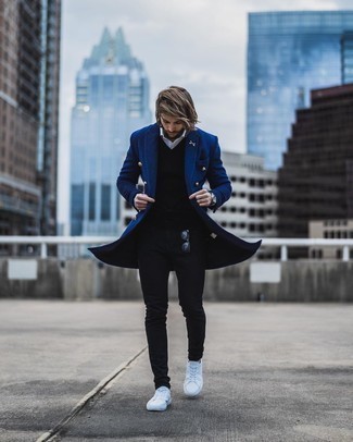Как носить темно-синее длинное пальто с черными джинсами в 30 лет в холод: Если ты ценишь удобство и функциональность, тебе полюбится это тандем темно-синего длинного пальто и черных джинсов. Чтобы добавить в лук чуточку расслабленности , на ноги можно надеть белые низкие кеды из плотной ткани.