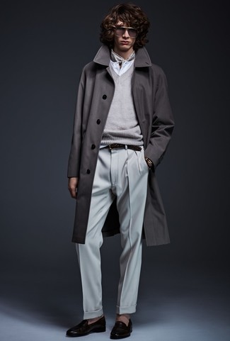 С чем носить темно-серый свитер в 20 лет мужчине в холод: Сочетание темно-серого свитера и серых классических брюк позволит примерить на себя строгий деловой стиль. В сочетании с черными кожаными лоферами такой образ смотрится особенно удачно.