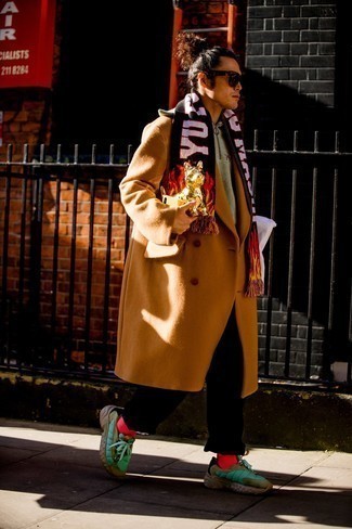 Какие длинные пальто носить с мятными кроссовками в холод: Комбо из длинного пальто и черных брюк чинос — хороший пример непринужденного офисного стиля для мужчин. Дополни лук мятными кроссовками, если не хочешь, чтобы он получился слишком зализанным.