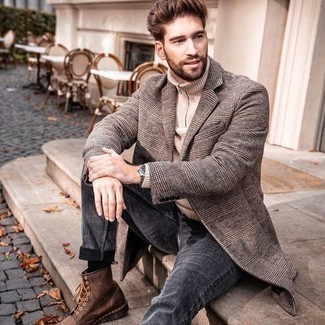Как носить темно-серое длинное пальто в шотландскую клетку с темно-коричневыми кожаными повседневными ботинками осень в стиле смарт-кэжуал: Темно-серое длинное пальто в шотландскую клетку и темно-серые джинсы — необходимые вещи в арсенале джентльменов с замечательным чувством стиля. Темно-коричневые кожаные повседневные ботинки — беспроигрышный выбор, чтобы завершить лук. Выйти на улицу в пасмурный осенний день в таком луке будет определенно легче.