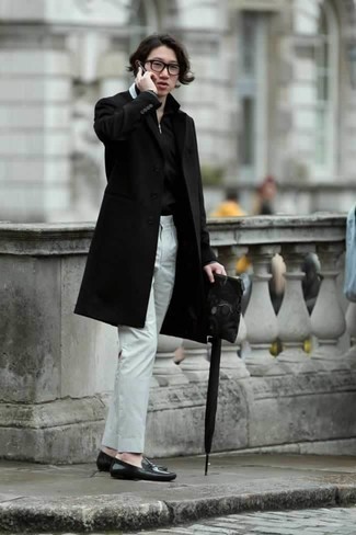 Какие длинные пальто носить с белыми классическими брюками: Длинное пальто в паре с белыми классическими брюками позволит создать модный классический ансамбль. Пара черных кожаных лоферов добавит образу легкости и динамичности.