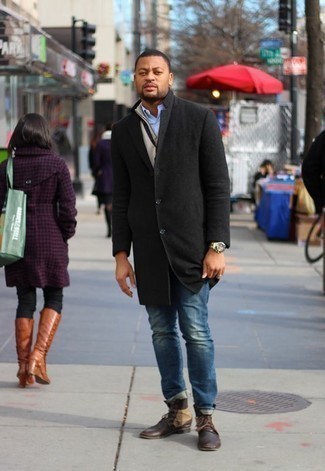 С чем носить черное длинное пальто в 30 лет в стиле смарт-кэжуал: Черное длинное пальто в сочетании с синими джинсами позволит выразить твой оригинальный личный стиль и выгодно выделиться из серой массы. Темно-коричневые кожаные повседневные ботинки становятся замечательным дополнением к твоему луку.