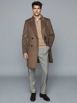 Модный лук: коричневое длинное пальто, светло-коричневый свитер с воротником на молнии, белая футболка с круглым вырезом, бело-черные брюки чинос в клетку
