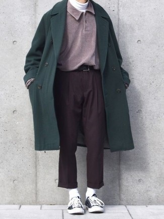 Какие классические брюки носить с темно-зеленым длинным пальто в 30 лет в холод в стиле смарт-кэжуал: Темно-зеленое длинное пальто и классические брюки — это один из тех мужских луков, от которого у дамского пола просто перехватывает дыхание. Пара черно-белых низких кед из плотной ткани добавит ансамблю легкой небрежности и беззаботства.