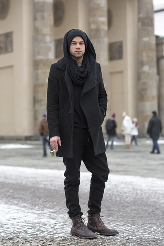 С чем носить черное длинное пальто в 20 лет зима в стиле смарт-кэжуал: Черное длинное пальто и черные брюки чинос — идеальный выбор для приверженцев дресс-кода смарт-кэжуал. Вкупе с этим образом выгодно выглядят темно-коричневые кожаные повседневные ботинки. Подобное сочетание вещей будет настоящим спасением, когда за окном крепкий морозец.