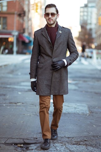 Как носить темно-коричневые кожаные повседневные ботинки с темно-коричневым длинным пальто в стиле смарт-кэжуал: Если ты приписываешь себя к той немногочисленной категории мужчин, которые каждый день выглядят с иголочки, тебе придется по душе лук из темно-коричневого длинного пальто и табачных брюк чинос. В сочетании с этим луком наиболее выгодно будут выглядеть темно-коричневые кожаные повседневные ботинки.
