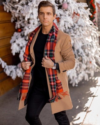 С чем носить красно-черный шарф в шотландскую клетку мужчине: Если ты не любишь воспринимать моду слишком серьезно, обрати внимание на этот образ из светло-коричневого длинного пальто и красно-черного шарфа в шотландскую клетку.