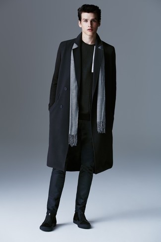 С чем носить черное длинное пальто в 20 лет в холод в стиле смарт-кэжуал: Черное длинное пальто и темно-синие брюки чинос отлично впишутся в любой мужской лук — расслабленный будничный лук или же изысканный вечерний. Теперь почему бы не добавить в повседневный ансамбль немного изысканности с помощью черных замшевых ботинок челси?