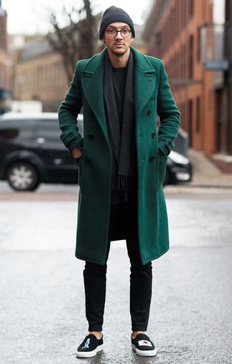 С чем носить черные слипоны мужчине в прохладную погоду: Тандем темно-зеленого длинного пальто и черных брюк чинос поможет выглядеть стильно, а также выразить твой индивидуальный стиль. Любишь экспериментировать? Тогда дополни образ черными слипонами.