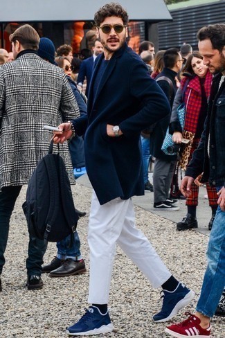С чем носить темно-синие кроссовки в 30 лет мужчине в стиле смарт-кэжуал: Темно-синее длинное пальто и белые брюки чинос — неотъемлемые вещи в гардеробе стильного жителя мегаполиса. Не прочь поэкспериментировать? Дополни лук темно-синими кроссовками.
