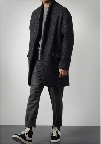 Какие длинные пальто носить с серыми брюками чинос: Если ты из той категории мужчин, которые любят выглядеть по моде, тебе подойдет тандем длинного пальто и серых брюк чинос. Закончив образ черно-белыми замшевыми высокими кедами, можно привнести в него свежие нотки.