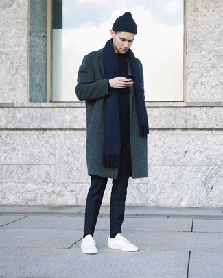 С чем носить темно-бирюзовое длинное пальто в 20 лет в стиле смарт-кэжуал: Тандем темно-бирюзового длинного пальто и темно-синих брюк чинос поможет выглядеть аккуратно, а также выразить твою индивидуальность. Любишь незаурядные решения? Можешь завершить свой лук белыми низкими кедами из плотной ткани.