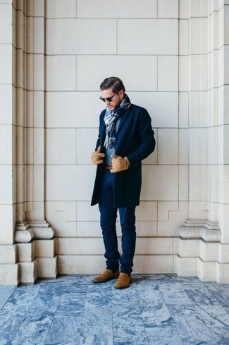С чем носить табачный кожаный ремень в 30 лет мужчине в прохладную погоду: Темно-синее длинное пальто и табачный кожаный ремень — отличная формула для создания стильного и несложного образа. Думаешь сделать ансамбль немного элегантнее? Тогда в качестве дополнения к этому ансамблю, стоит обратить внимание на светло-коричневые замшевые ботинки челси.