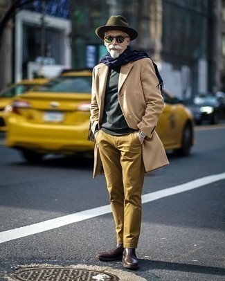С чем носить темно-бирюзовый свитер с круглым вырезом за 50 лет мужчине осень в стиле смарт-кэжуал: Дуэт темно-бирюзового свитера с круглым вырезом и светло-коричневых брюк чинос поможет выглядеть аккуратно, но при этом подчеркнуть твою индивидуальность. Если тебе нравится смешивать в своих луках разные стили, из обуви можешь надеть темно-коричневые кожаные ботинки челси. Разве это не хорошая идея для изменчивой осенней погоды?