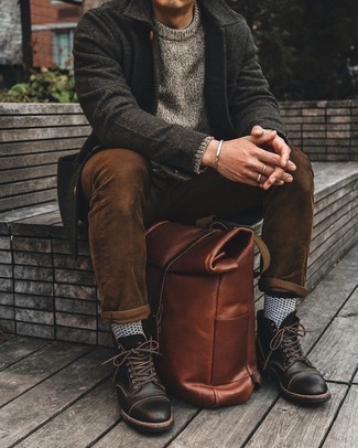 С чем носить коричневые брюки чинос в 30 лет в холод: Лук из темно-серого длинного пальто и коричневых брюк чинос поможет выглядеть по моде, а также выразить твой личный стиль. Вкупе с этим образом органично смотрятся темно-коричневые кожаные повседневные ботинки.