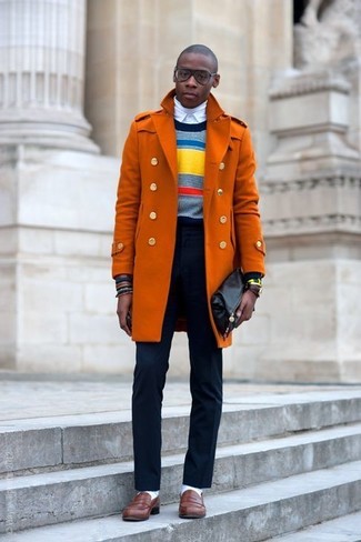 Модный лук: оранжевое длинное пальто, разноцветный свитер с круглым вырезом в горизонтальную полоску, белая водолазка, белая классическая рубашка