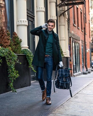 С чем носить синий рюкзак из плотной ткани в 30 лет мужчине в прохладную погоду в стиле смарт-кэжуал: Для выходного дня в компании друзей чудесно подойдет сочетание темно-зеленого длинного пальто и синего рюкзака из плотной ткани. Хочешь сделать образ немного элегантнее? Тогда в качестве дополнения к этому образу, стоит выбрать коричневые кожаные повседневные ботинки.