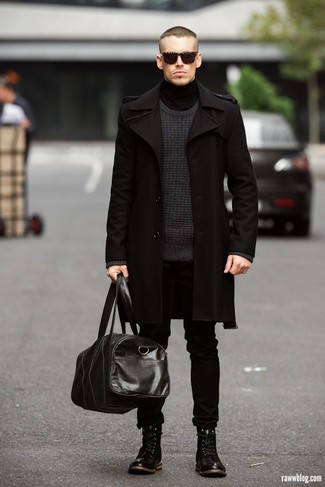 Модный лук: черное длинное пальто, темно-серый свитер с круглым вырезом, черная водолазка, черные джинсы