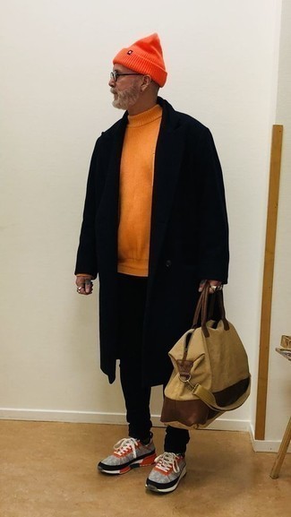 С чем носить оранжевый свитер мужчине в прохладную погоду: Оранжевый свитер и черные джинсы — великолепный вариант для расслабленного, но модного мужского образа. Любишь экспериментировать? Закончи лук серыми кроссовками.